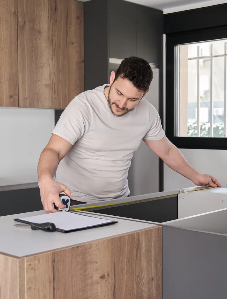 Mitarbeiter beim ausmeßen von Möbeln